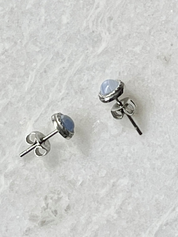 Blauwe oorstekers met steen